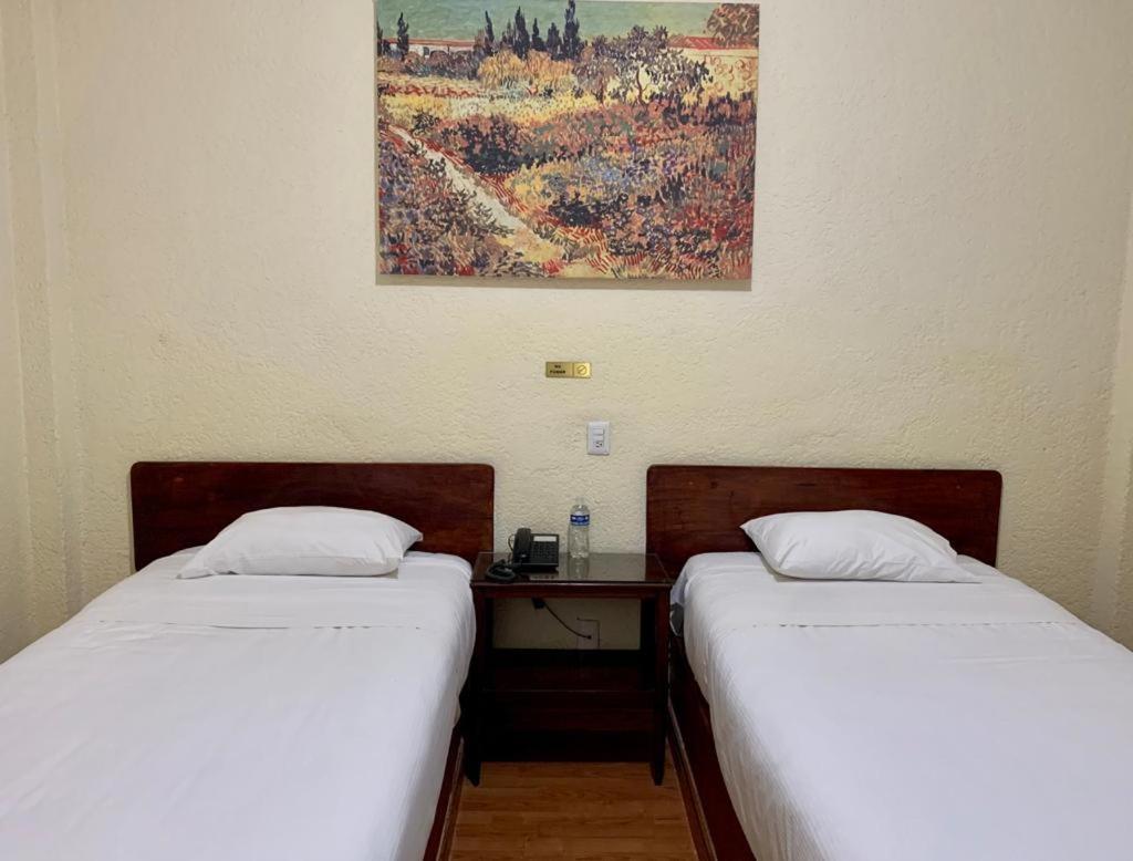 Hotel Capri De Leon Mexico Eksteriør billede