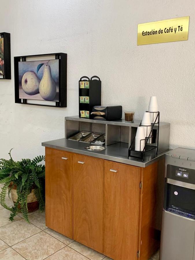 Hotel Capri De Leon Mexico Eksteriør billede